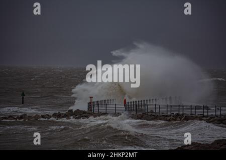 Heysham Lancashire, Großbritannien. 5th. Februar 2022. Starke Winde bringen hohe Wellen an Heysham, da stürmisches Wetter weiterhin NW-England beeinflusst.Quelle: PN News/Alamy Live News Stockfoto