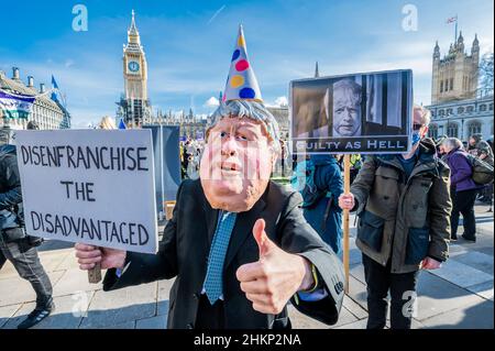 London, Großbritannien. 5th. Februar 2022. Eine Charikatur von Boris Johnson, Premierminister, fordert den Gesetzentwurf zur „Entrechtung der Benachteiligten“, der von einem Protestierenden hinter sich gestellt wird, sagt, er sei schuldig wie die Hölle und solle zurücktreten – macht Stimmen wichtig – Ein „Stop the Elections Bill“-Protest auf dem Parliament Square. Wenn das Gesetz angenommen würde, wäre es ein "Desaster für die Demokratie". Sie glauben nicht, dass der Wahlbetrug hoch genug ist, um die Verwendung einer Identifizierung bei der Abstimmung zu verdienen, was ihrer Meinung nach viele bereits marginalisierte Gruppen abschreckenlassen würde. Kredit: Guy Bell/Alamy Live Nachrichten Stockfoto