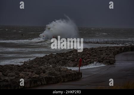 Heysham Lancashire, Großbritannien. 5th. Februar 2022. Starke Winde bringen hohe Wellen an Heysham, da stürmisches Wetter weiterhin NW-England beeinflusst.Quelle: PN News/Alamy Live News Stockfoto