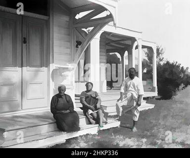 Kunst inspiriert von im Palace, Nukualofa, Tongatabu [Nuku'alofa, Tongatapu], Burton Brothers Studio, Fotostudio, 29. Juli 1884, Dunedin, Gelatine-Trockenteller-Verfahren, Semi-formales Außenportrait vor dem Tongan-Palast. Von links nach rechts: Prinzessin Salote Mafileo, Tochter des Königs, Klassisches Werk, das von Artotop mit einem Schuss Moderne modernisiert wurde. Formen, Farbe und Wert, auffällige visuelle Wirkung auf Kunst. Emotionen durch Freiheit von Kunstwerken auf zeitgemäße Weise. Eine zeitlose Botschaft, die eine wild kreative neue Richtung verfolgt. Künstler, die sich dem digitalen Medium zuwenden und die Artotop NFT erschaffen Stockfoto