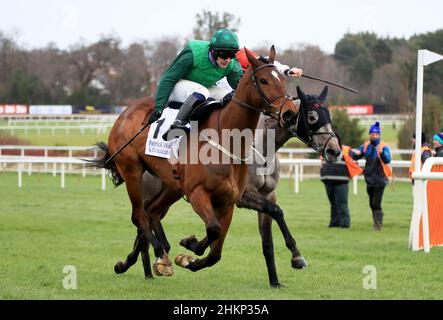 Blue Lord, links, geritten von Paul Townend kommt von hinten, um Riviere D'etel zu schlagen, das von Jack Kennedy am dritten Tag des Dublin Racing Festivals auf der Leopardstown Racecourse in Dublin, Irland, gefahren wurde. Bilddatum: Samstag, 5. Februar 2022. Stockfoto