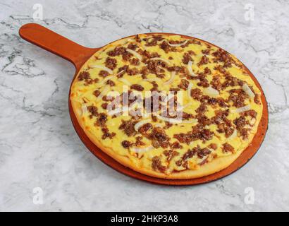 Sisig Super Special Pizza mit Tomaten, Käse Fast Food bereit zu essen auf Marmor Hintergrund Draufsicht Stockfoto
