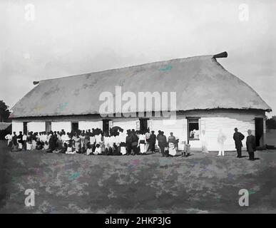 Kunst inspiriert von Tubou College, Nukualofa, Tongatabu [Nuku'alofa, Tongatapu], Burton Brothers Studio, Fotostudio, 29. Juli 1884, Neuseeland, Schwarz-Weiß-Fotografie, großes Gebäude mit Holzwänden und Fale-Dach, Tür rechts und sechs Doppelfenstern (offen), Classic Works modernisiert von Artotop mit einem Schuss Moderne. Formen, Farbe und Wert, auffällige visuelle Wirkung auf Kunst. Emotionen durch Freiheit von Kunstwerken auf zeitgemäße Weise. Eine zeitlose Botschaft, die eine wild kreative neue Richtung verfolgt. Künstler, die sich dem digitalen Medium zuwenden und die Artotop NFT erschaffen Stockfoto