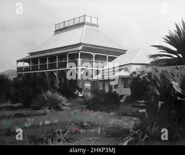 Kunst inspiriert von Rev. J. E. Moulton's, Nukualofa, Tongatabu [Nuku'alofa, Tongatapu], Burton Brothers Studio, Fotostudio, 29. Juli 1884, Neuseeland, Schwarz-Weiß-Fotografie, Kolonialgebäude, Im Vordergrund tropische Vegetation mit Gartenrodung und Gitterfechten. Zum einen die von Artotop modernisierten Classic Works mit einem Hauch von Moderne. Formen, Farbe und Wert, auffällige visuelle Wirkung auf Kunst. Emotionen durch Freiheit von Kunstwerken auf zeitgemäße Weise. Eine zeitlose Botschaft, die eine wild kreative neue Richtung verfolgt. Künstler, die sich dem digitalen Medium zuwenden und die Artotop NFT erschaffen Stockfoto