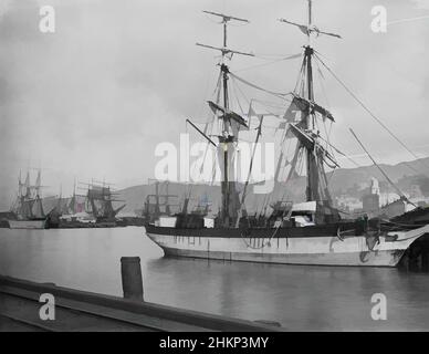 Kunst inspiriert von [Wellington from Wharf], Burton Brothers Studio, Fotostudio, 1880s, Dunedin, Gelatine Dry Plate Process, Segelschiff bei Wharf Wild Wave. Postgebäude und Uhrenturm im Hintergrund, von Artotop modernisierte Classic Works mit einem Schuss Moderne. Formen, Farbe und Wert, auffällige visuelle Wirkung auf Kunst. Emotionen durch Freiheit von Kunstwerken auf zeitgemäße Weise. Eine zeitlose Botschaft, die eine wild kreative neue Richtung verfolgt. Künstler, die sich dem digitalen Medium zuwenden und die Artotop NFT erschaffen Stockfoto