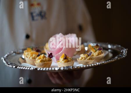 Krönungshuhn vol-au-vents während eines Empfangs im Ballsaal des Sandringham House, der Residenz der Königin Norfolk, mit Vertretern lokaler Gemeindegruppen, um den Beginn des Platin-Jubiläums zu feiern. Bilddatum: Samstag, 5. Februar 2022. Stockfoto