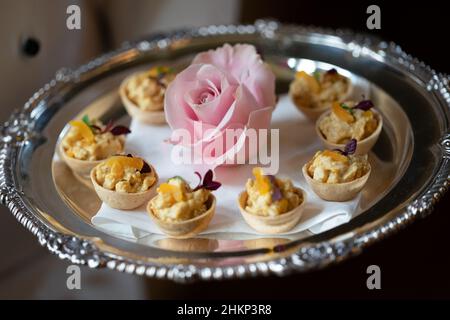 Krönungshuhn vol-au-vents während eines Empfangs im Ballsaal des Sandringham House, der Residenz der Königin Norfolk, mit Vertretern lokaler Gemeindegruppen, um den Beginn des Platin-Jubiläums zu feiern. Bilddatum: Samstag, 5. Februar 2022. Stockfoto