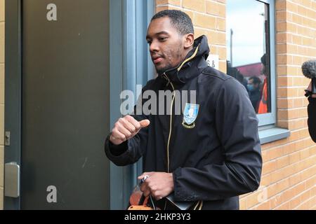 Burton Upon Trent, Großbritannien. 05th. Februar 2022. Jaden Brown #3 von Sheffield Mittwoch steigt aus dem Mannschaftsbus bei der Ankunft im Pirelli Stadium vor dem Spiel in Burton Upon Trent, Großbritannien am 2/5/2022. (Foto von James Heaton/News Images/Sipa USA) Quelle: SIPA USA/Alamy Live News Stockfoto