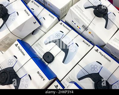 Viele Sony PlayStation 5 PS5 Videospielkonsole DualSense Wireless-Controller im Verkauf, mehrere Spielkonsolen im Laden verpackt, Objekt aus der Nähe, nein Stockfoto