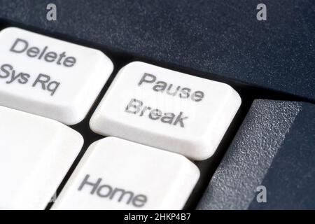 Pause machen, Pause machen, Ruhe abstraktes Lifestyle-Konzept, Pause Break-Taste auf einer Computertastatur, Objekt-Makro, Detail extreme Nahaufnahme, niemand. Pause BU Stockfoto
