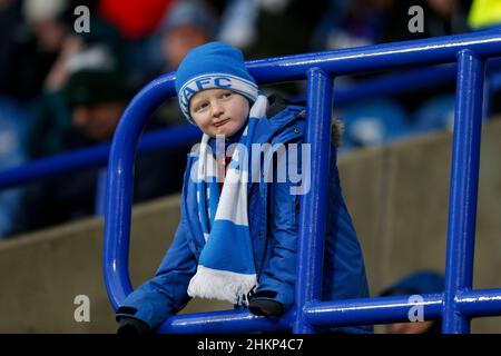 Huddersfield, Großbritannien. 05th. Februar 2022. Ein junger Fan von Huddersfield Town in Huddersfield, Großbritannien am 2/5/2022. (Foto von Ben Early/News Images/Sipa USA) Quelle: SIPA USA/Alamy Live News Stockfoto