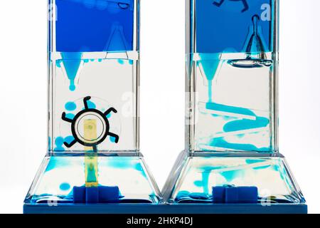 Komplexe blaue Flüssigkeit Sanduhr Maschine, Zeitflusskonzept, Flüssigkeit fallen, fallen, abstrakte Objekt Nahaufnahme, Niemand. Die Zeit läuft aus, Flüssigkeiten, Flüssigkeiten Stockfoto