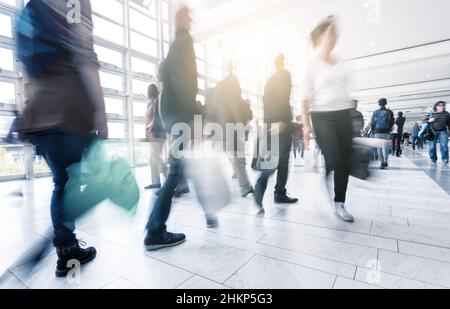 Verschwommene Menschen in einem Einkaufszentrum verschwimmen Stockfoto