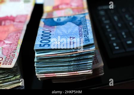Ein Stapel indonesischer Banknoten, die mit Gummi gebunden sind Stockfoto