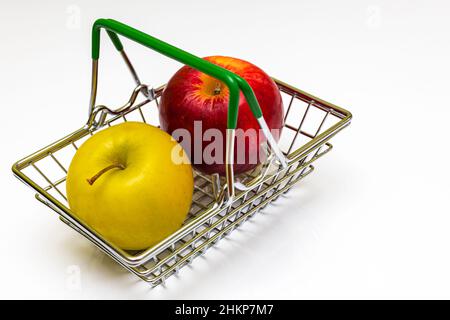 Frische Äpfel in verschiedenen Farben liegen in einem Metallkorb Stockfoto