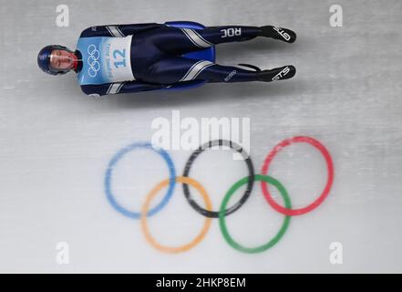 Peking, China. 05th. Februar 2022. Rennrodel, Olympische Spiele, Einsitzer, Männer, Hitze 1st im Yanqing National Sliding Center. Roman Repilov vom russischen Olympischen Komitee auf der Eisbahn. Quelle: Robert Michael/dpa-Zentralbild/dpa/Alamy Live News Stockfoto