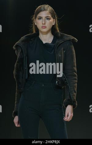 Madrid, Spanien. 05th. Februar 2022. Ein Model geht auf der Modenschau Momad während der Madrider Fashion Week über die von der Modemarke HEELI entworfene Piste. Kredit: SOPA Images Limited/Alamy Live Nachrichten Stockfoto