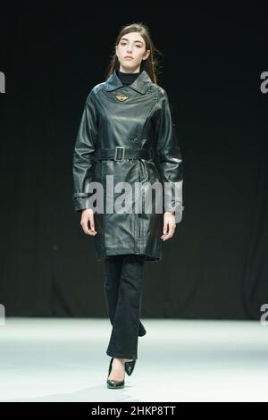 Madrid, Spanien. 05th. Februar 2022. Ein Model geht auf der Modenschau Momad während der Madrider Fashion Week über die von der Modemarke HEELI entworfene Piste. Kredit: SOPA Images Limited/Alamy Live Nachrichten Stockfoto