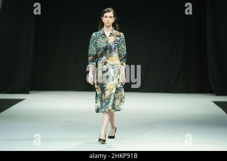 Madrid, Spanien. 05th. Februar 2022. Ein Model geht auf der Modenschau Momad während der Madrider Fashion Week über die von der MODEMARKE DOLCEZZA entworfene Piste. Kredit: SOPA Images Limited/Alamy Live Nachrichten Stockfoto