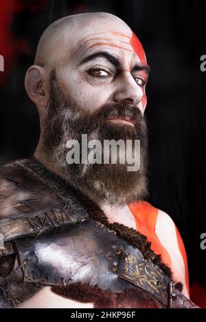 PORTRÄT EINES BLUTIGEN KRIEGERS. MIT BART UND NARBEN. COSPLAY Stockfoto