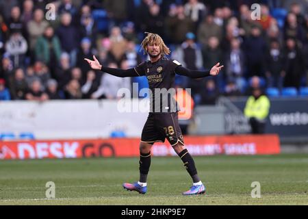 PETERBOROUGH, GROSSBRITANNIEN. FEBRUAR 5TH. Dion Sanderson von den Queens Park Rangers reagiert während des Spiels der vierten Runde des Emirates FA Cup zwischen Peterborough United und den Queens Park Rangers im Weston Homes Stadium, Peterborough, am Samstag, den 5th. Februar 2022. (Kredit: James Holyoak | MI News) Kredit: MI Nachrichten & Sport /Alamy Live News Stockfoto