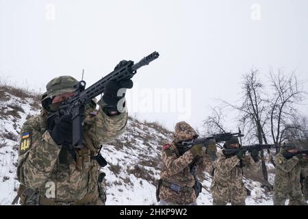 Obuchiv, Ukraine. 5th. Februar 2022. Zivile Freiwillige der Obuchiv Zivilschutztruppe trainieren zusammen, um sich auf eine mögliche russische Invasion am 5. Februar 2022 in Obuchiv, Ukraine, vorzubereiten. (Bild: © Bryan Smith/ZUMA Press Wire) Stockfoto