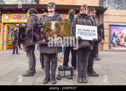 London, Großbritannien 5th. Februar 2022. Tierrechtler posierten auf einem belebten Leicester Square mit Bildschirmen, auf denen grafische Aufnahmen von Schlachthöfen gezeigt wurden, in der Hoffnung, dass Passanten aufhören, Fleisch zu essen, nachdem sie das schreckliche Leid der Tiere, das durch die Fleischindustrie verursacht wurde, miterlebt haben. Kredit: Vuk Valcic / Alamy Live Nachrichten Stockfoto