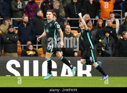 Kenny McLean von Norwich City (links) feiert das erste Tor ihrer Mannschaft mit Teamkollege Billy Gilmour beim vierten Lauf des Emirates FA Cup im Molineux Stadium, Wolverhampton. Bilddatum: Samstag, 5. Februar 2022. Stockfoto