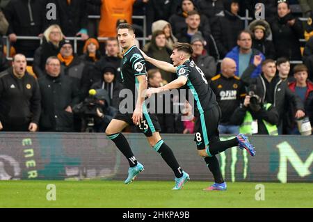 Kenny McLean von Norwich City (links) feiert das erste Tor ihrer Mannschaft mit Teamkollege Billy Gilmour beim vierten Lauf des Emirates FA Cup im Molineux Stadium, Wolverhampton. Bilddatum: Samstag, 5. Februar 2022. Stockfoto