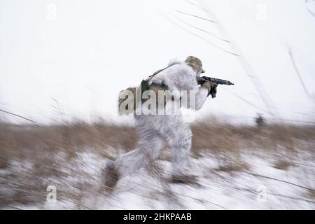 Obuchiv, Ukraine. 5th. Februar 2022. Zivile Freiwillige der Obuchiv Zivilschutztruppe trainieren zusammen, um sich auf eine mögliche russische Invasion am 5. Februar 2022 in Obuchiv, Ukraine, vorzubereiten. (Bild: © Bryan Smith/ZUMA Press Wire) Stockfoto