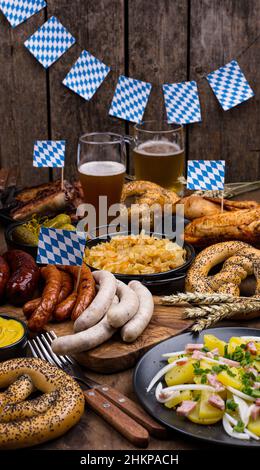 Oktoberfestgerichte mit Bier, Brezel und Wurst Stockfoto