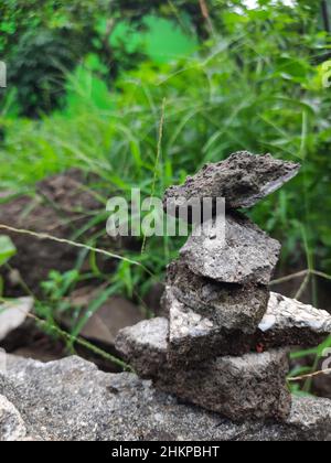Nahaufnahme der Natursteine, die aufeinander gelegt sind Stockfoto