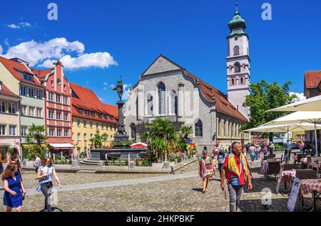 Lindau im Bodensee, Bayern, Deutschland, Europa: Geschäftige Marktplatzes-Szene vor Neptunbrunnen und St.-Stephans-Kirche. Stockfoto