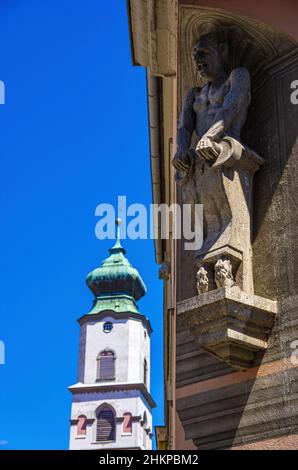 Lindau im Bodensee, Bayern, Deutschland, Europa: Steinskulptur eines Ziegenfußvampirs an der Ecke des Alten Hauptguardhauses. Stockfoto