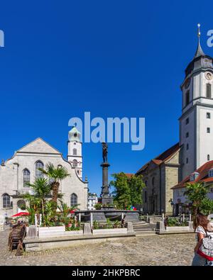 Lindau im Bodensee, Bayern, Deutschland, Europa: Geschäftige Szene vor dem Neptunbrunnen in der Mitte zwischen St. Stephan und dem Münster. Stockfoto