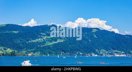 Blick über den Bodensee von Lindau, Bayern, Deutschland, nach Bregenz und dem Pfänder in Österreich. Stockfoto