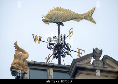 Fischsymbole zieren eine Wetterfahne über dem alten Fischmarkt in Billingsgate, London, Großbritannien. Stockfoto