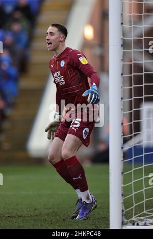 PETERBOROUGH, GROSSBRITANNIEN. FEBRUAR 5TH. Steven Benda von Peterborough United schreit während des Spiels der vierten Runde des Emirates FA Cup zwischen Peterborough United und den Queens Park Rangers im Weston Homes Stadium, Peterborough, am Samstag, den 5th. Februar 2022. (Kredit: James Holyoak | MI News) Kredit: MI Nachrichten & Sport /Alamy Live News Stockfoto