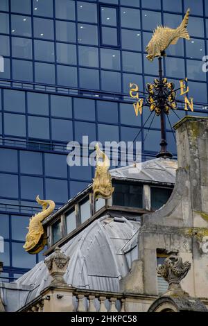 Fischsymbole zieren eine Wetterfahne über dem alten Fischmarkt in Billingsgate, London, Großbritannien. Stockfoto