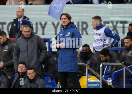 Liverpool, Großbritannien. 05th. Februar 2022. Thomas Frank, Manager von Brentford, schaut zu. Emirates FA Cup 4th Round Match, Everton gegen Brentford im Goodison Park Stadion in Liverpool am Samstag, 5th. Februar 2022. Dieses Bild darf nur für redaktionelle Zwecke verwendet werden. Nur zur redaktionellen Verwendung, Lizenz für kommerzielle Nutzung erforderlich. Keine Verwendung in Wetten, Spielen oder einem einzigen Club / Liga / Spieler Publikationen. PIC von Chris Stading / Andrew Orchard Sport Fotografie / Alamy Live News Kredit: Andrew Orchard Sport Fotografie / Alamy Live News Stockfoto