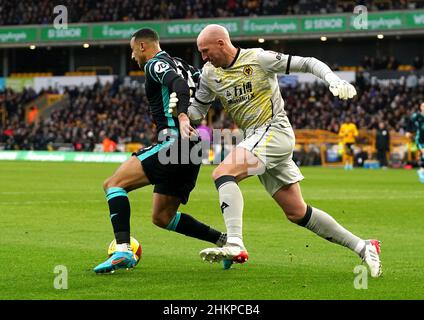 Adam Idah von Norwich City (links) und der Torhüter von Wolverhampton Wanderers, John Ruddy, kämpfen beim vierten Lauf des Emirates FA Cup im Molineux Stadium in Wolverhampton um den Ball. Bilddatum: Samstag, 5. Februar 2022. Stockfoto