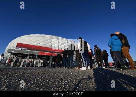 München, Deutschland. 05th. Februar 2022. 05. Februar 2022, Bayern, München: Fußball: Bundesliga, FC Bayern München - RB Leipzig, Matchday 21 in der Allianz Arena. Fans stehen vor dem Stadion. Zum ersten Mal seit Ende November sind die Zuschauer wieder in der Arena. 10.000 Fans dürfen sich dem Jubel anschließen. WICHTIGER HINWEIS: Gemäß den Anforderungen der DFL Deutsche Fußball Liga und des DFB Deutscher Fußball-Bund ist es untersagt, im Stadion und/oder vom Spiel aufgenommene Fotos in Form von Sequenzbildern a zu verwerten oder zu nutzen Stockfoto