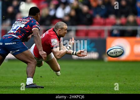 Bristol, Großbritannien. 05th. Februar 2022. Premiership Rugby. Bristol trägt V Newcastle Falcons. Ashton Gate Stadium. Bristol. Mike Brown (Newcastle Falcons) kommt vorbei, als er während des Rugby-Spiels Bristol Bears V Newcastle Falcons Gallagher Premiership von Siva Naulago (Bristol Bears) in Angriff genommen wird. Kredit: Sport In Bildern/Alamy Live Nachrichten Stockfoto