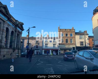 Newport Pagnell Milton Keynes UK Kreisverkehr Zickzack Linien alte große Gebäude Hauptplatz Autos geparkt Lampenpost Leute gehen Leute einkaufen Stockfoto