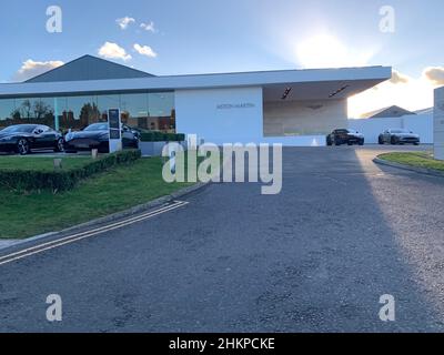 Autos im Aston-Martin-Werk Newport Pagnell Milton Keynes UK DB9 Schilder für den berühmten James Bond 007 Eingang Skywolken neue moderne Sportlichkeit Stockfoto