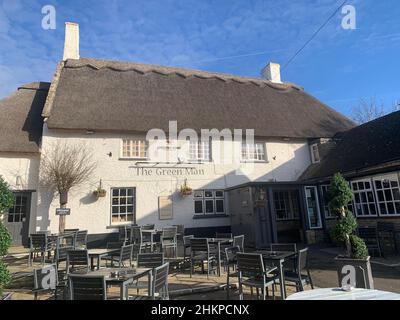 Das Green man Public House im Lavendon Milton Keynes UK Old Village Pub berühmtes Bier trinken Essen Essen Coaching Inn Historische Geschichte Leute sitzen im Garten Stockfoto