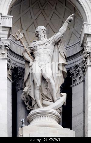 Statue von Father Thames über dem Trinity Square 10, ehemaliges Hauptquartier der Port of London Authority, City of London, Vereinigtes Königreich. Stockfoto