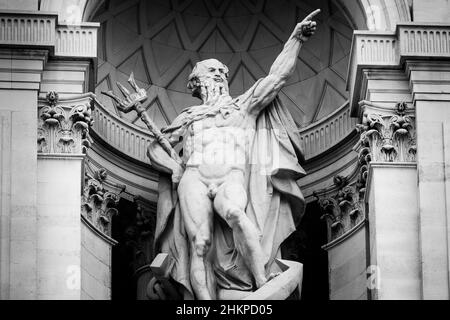 Statue von Father Thames über dem Trinity Square 10, ehemaliges Hauptquartier der Port of London Authority, City of London, Vereinigtes Königreich. Stockfoto