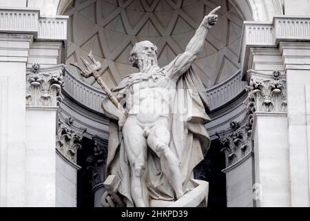 Statue von Father Thames über dem Trinity Square 10, ehemaliges Hauptquartier der Port of London Authority, City of London, Vereinigtes Königreich. Stockfoto