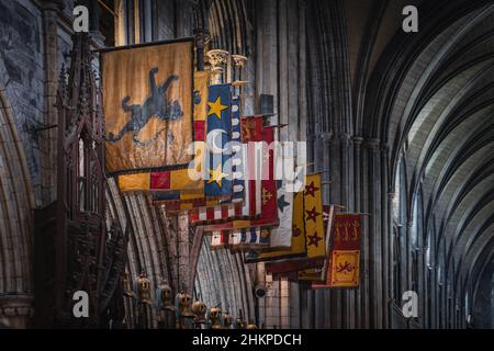 Dublin, Irland, August 2019 Nahaufnahme von Flaggen und Wimpern neben dem Hauptaltar in der St. Patricks Cathedral Stockfoto